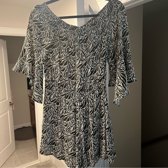 Off the shoulder green & white Express romper, size M - Picture 2 of 5